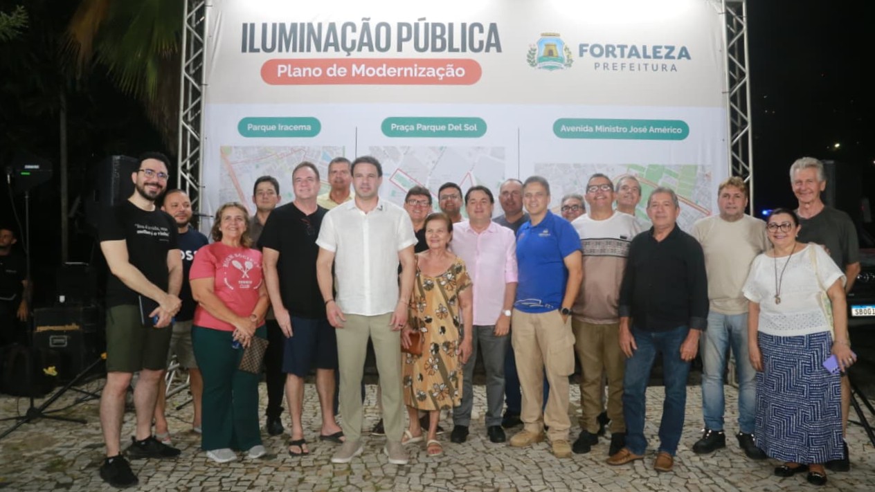 O prefeito em exercício posa para foto durante o evento junto com gestores e representantes da Prefeitura e moradores do Parque del Sol